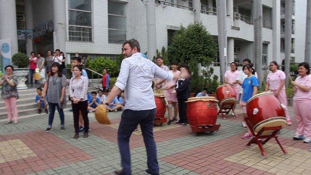 羅浮宮第一次 崇明國中使出十八般武藝迎賓