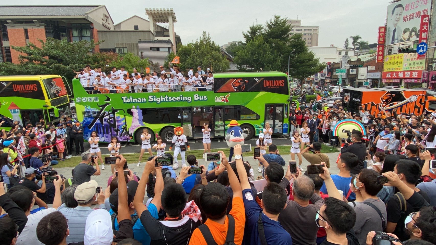 統一獅封王遊行感謝球迷  首乘雙層巴士感受市民熱情　