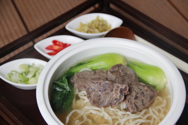 台南大億麗緻酒店 風尚咖啡廳推出新菜色,【紅燒牛肉麵&清燉牛肉麵】及【秋季時節料理】