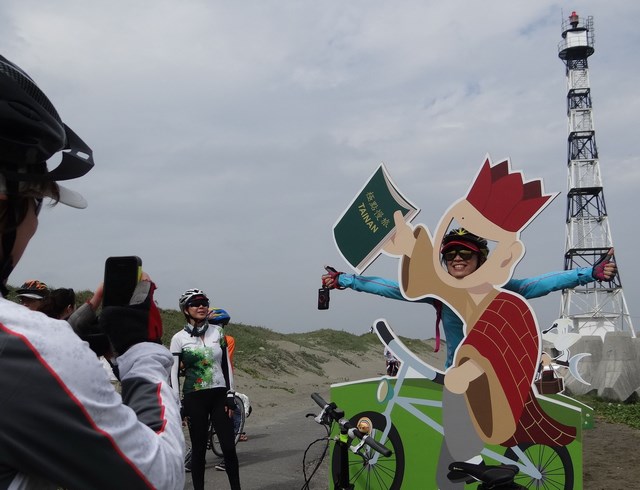 單車挑戰鹽山、陳亭妃當人肉砧板   燈風造極西遊記、近千人「騎」聚取經