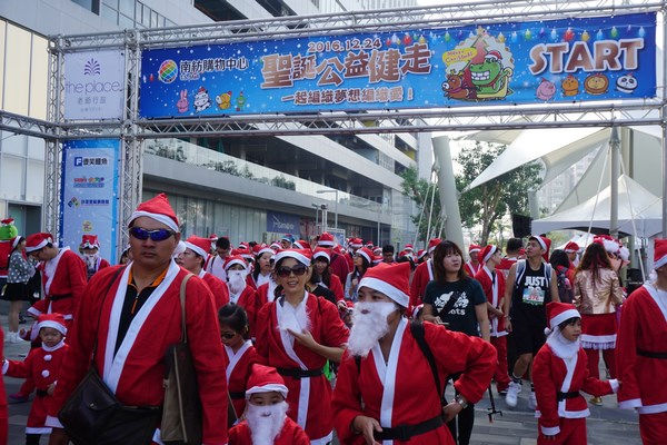 為愛向前行 300名聖誕老人現身南紡購物中心