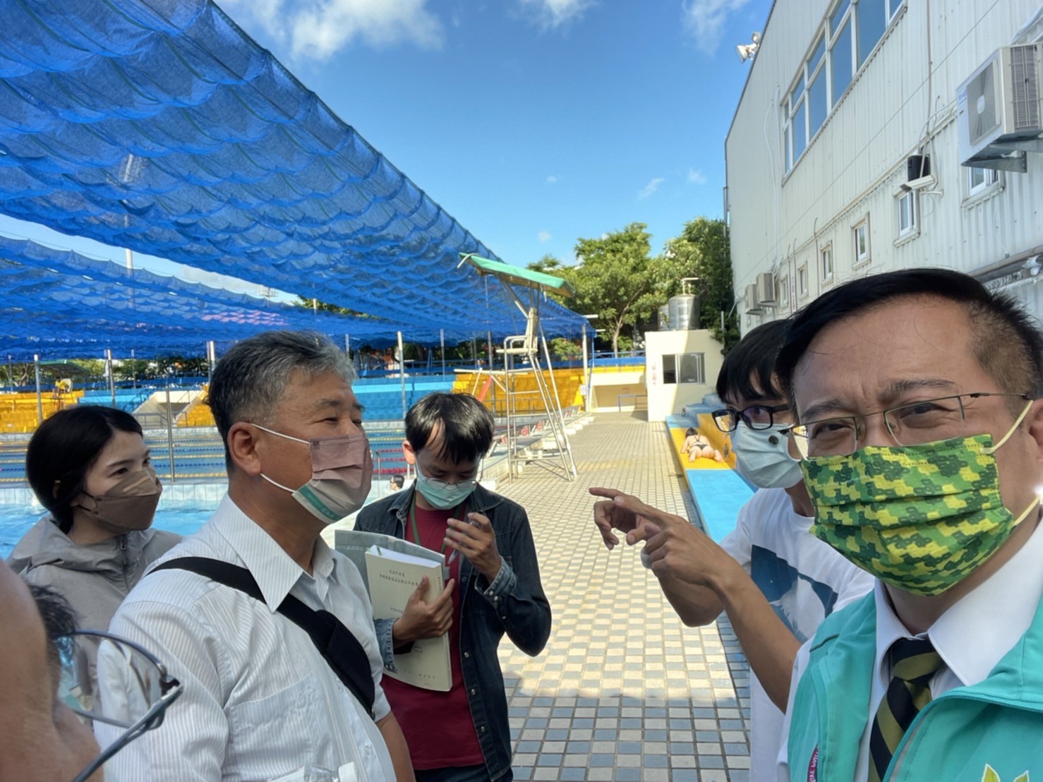 輔具開放進入游泳池，蔡旺詮爭取台南市立游泳池設立復健水道