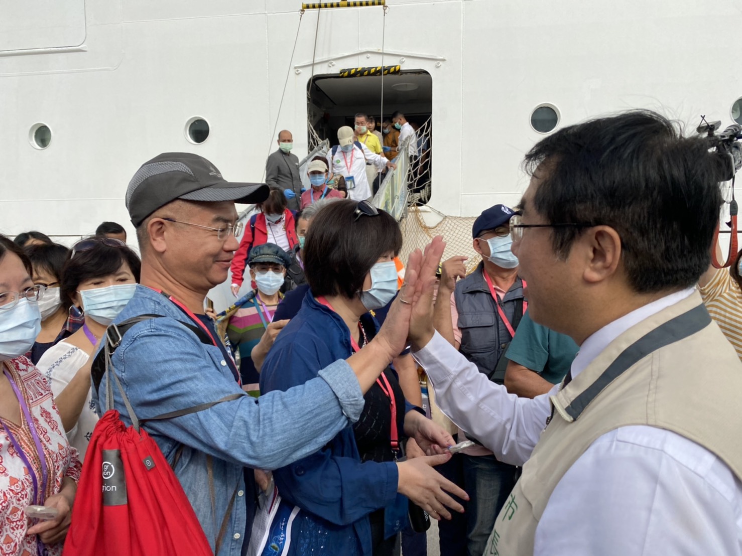 黃偉哲親迎國際郵輪首航安平港旅客   並贈貼心小禮