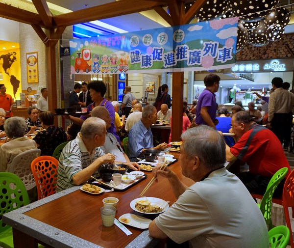 溫馨父親節 南紡購物中心幫仁愛之家長者圓夢