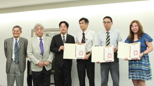 畫醫許武勇畢生創作  兩億元遺作捐贈南美館  賴清德市長頒贈家屬感謝狀