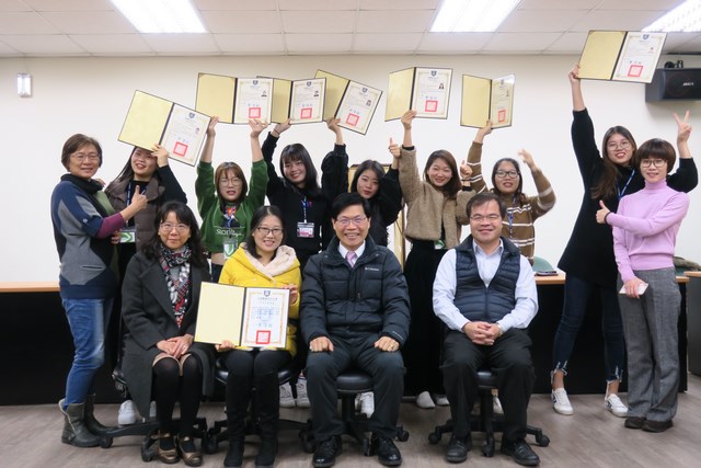 學期結束 中華醫事科大七陸生結束研修離情依依  曾信超長頒發護理學科研修證書勉勵陸生發揮南丁格爾精神