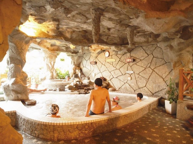 搭「台灣好行-關子嶺故宮南院線」泡全臺灣第1名的關子嶺溫泉 二人同行一人免費