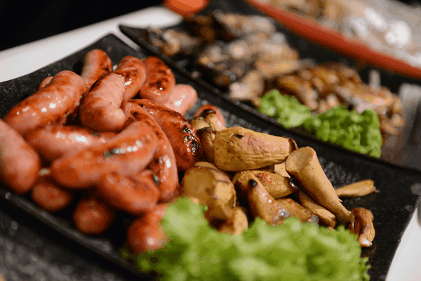 中秋佳節闔家花季飯店歡聚，聆聽懷舊金曲。BBQ美食。生啤暢飲。魔術秀。抽萬元住宿券