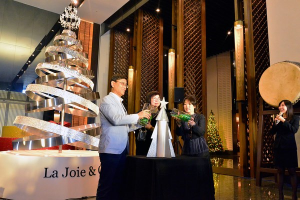 台南晶英酒店打造全台唯一施華洛世奇水晶元素「晶鑽許願樹」，舉辦「豬樹如意鑽好康」抽獎