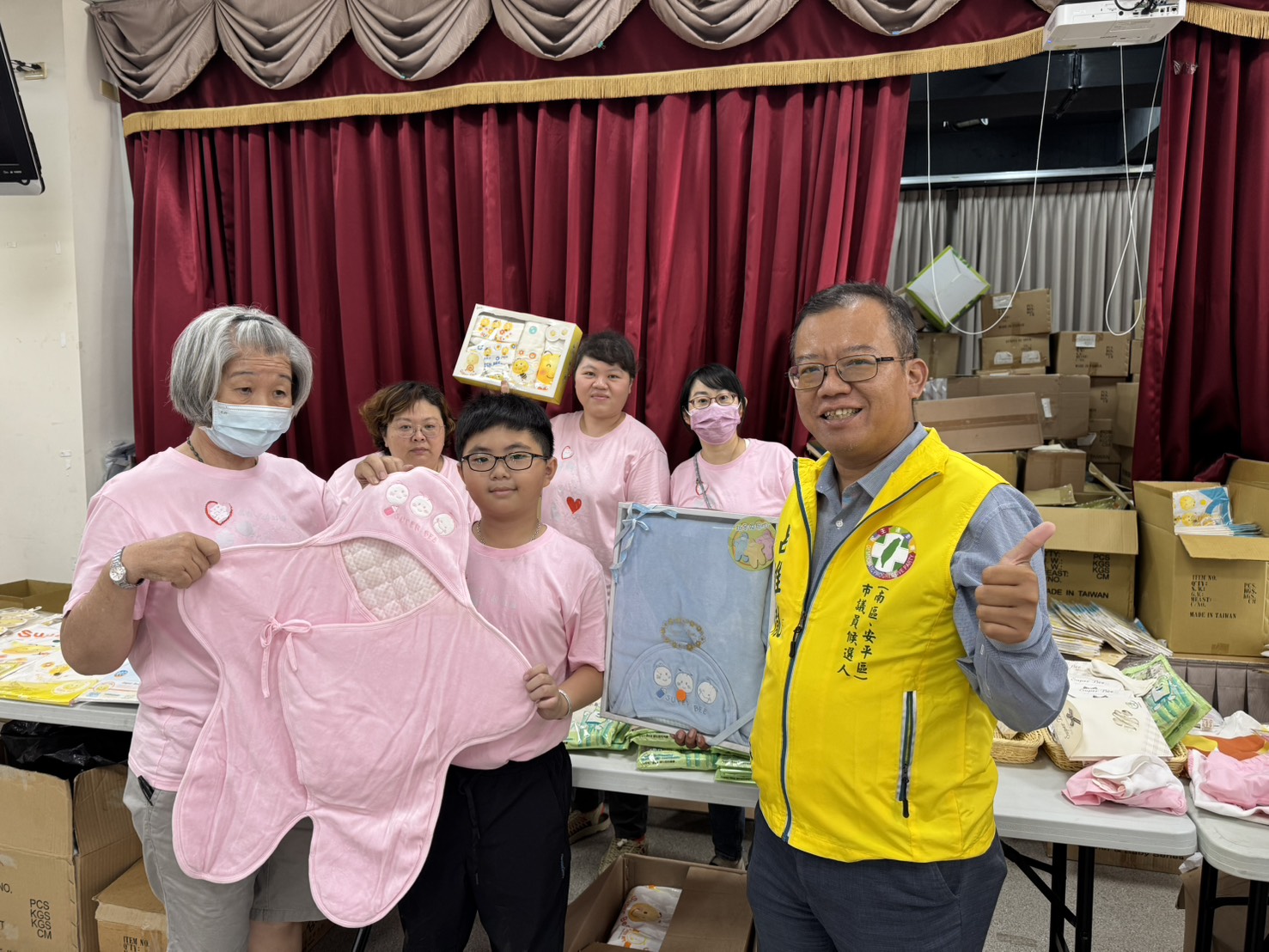 安平平安社區的知名品牌商品義賣 呂維胤大量購買送給弱勢家庭