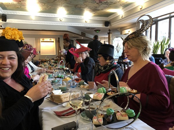 大億麗緻酒店簡建興大師開課,總統套房「英式淑女帽製作」,還有風尚「英式下午茶~帽子派對」