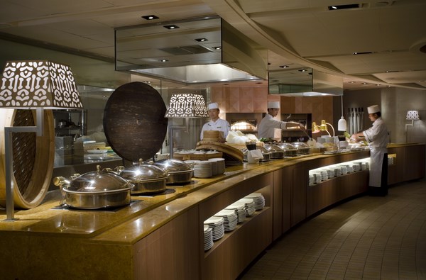 遠東Caf&eacute;豪邁戰斧牛排、銷魂德國豬腳、手臂大秘醬羊腿等重量級美味吃到飽