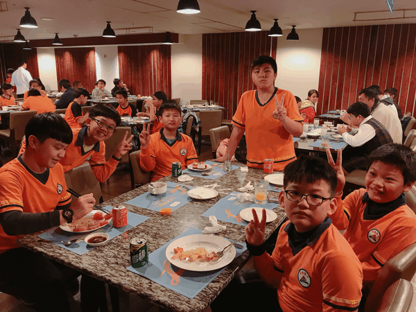 大億麗緻酒店舉辦「億心傳愛偏鄉童」聖誕餐會，學童歡心感恩