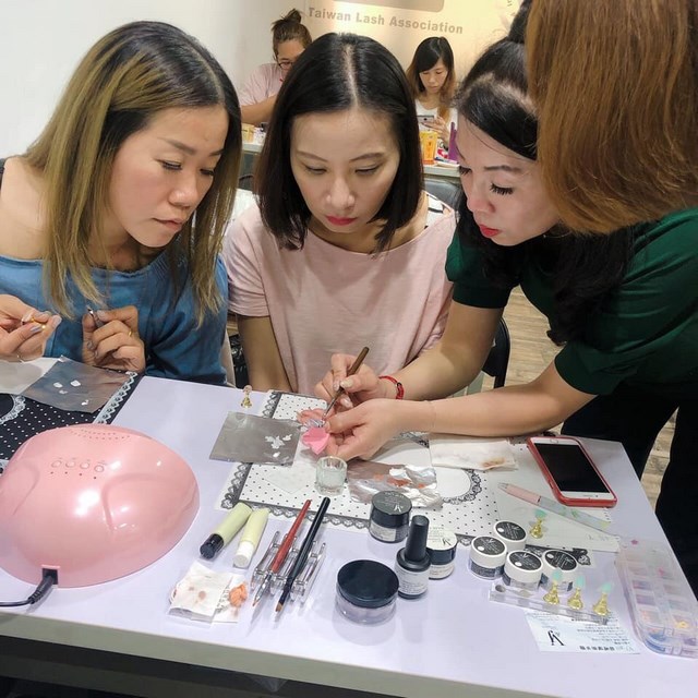 防疫冰封中國原物料　美甲業者推出自製凝膠搶商機