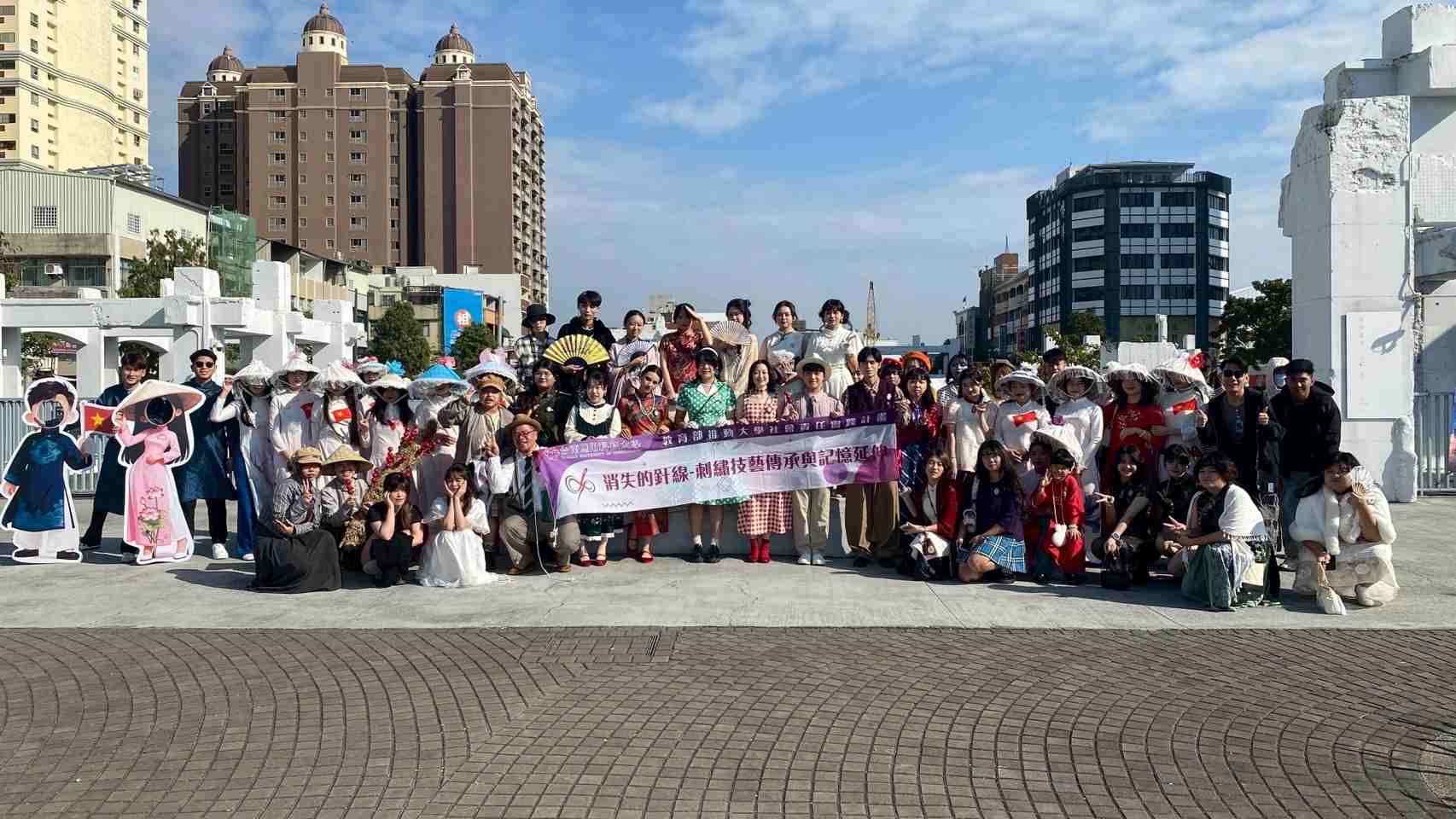 穿越百年風華 南應大跨系參與「府城摩登大遊行」  復古時尚結合國際文化  吸引全場目光