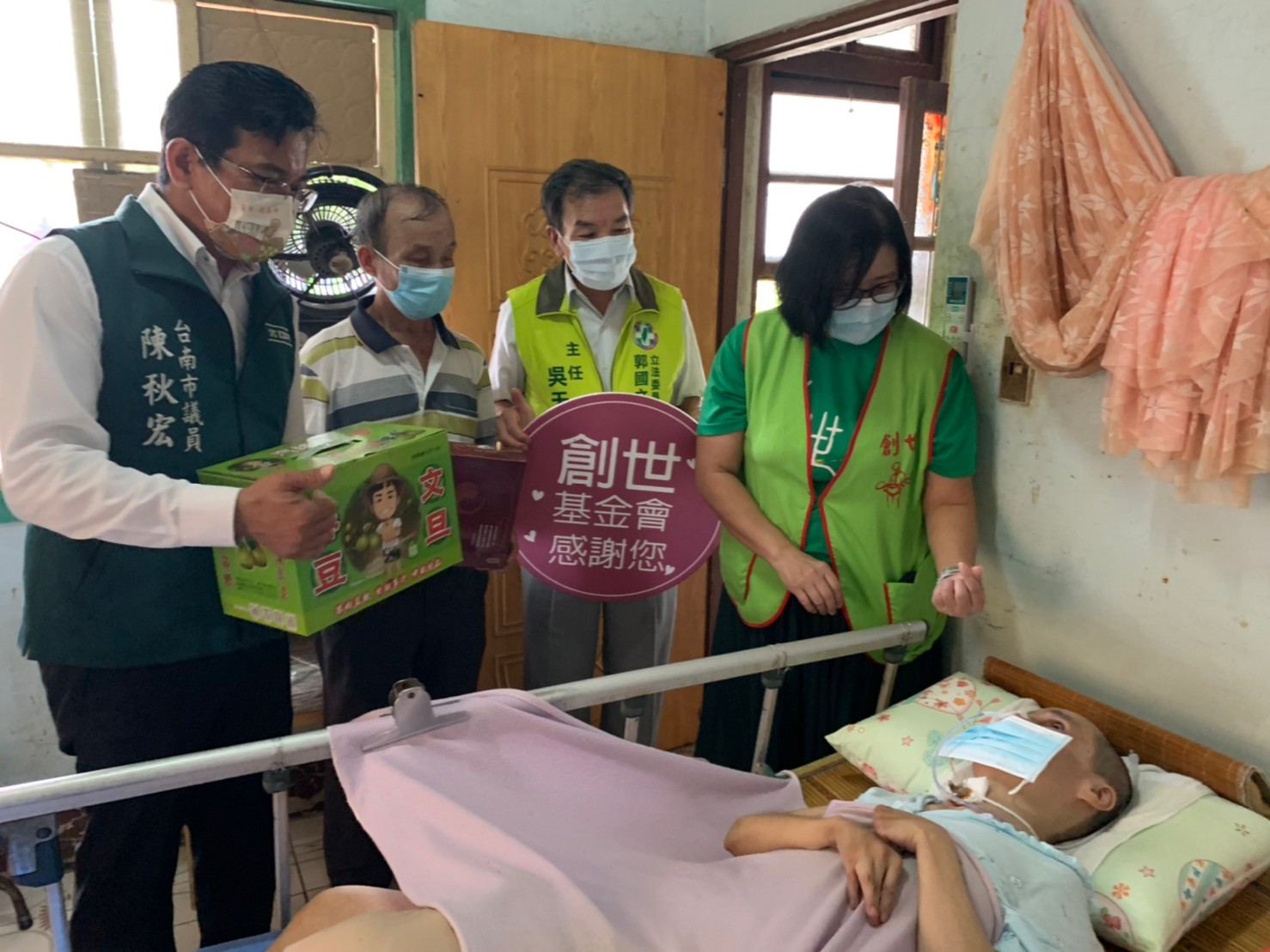 慈父守護植物人愛女18年 暖心大使送禮表關懷