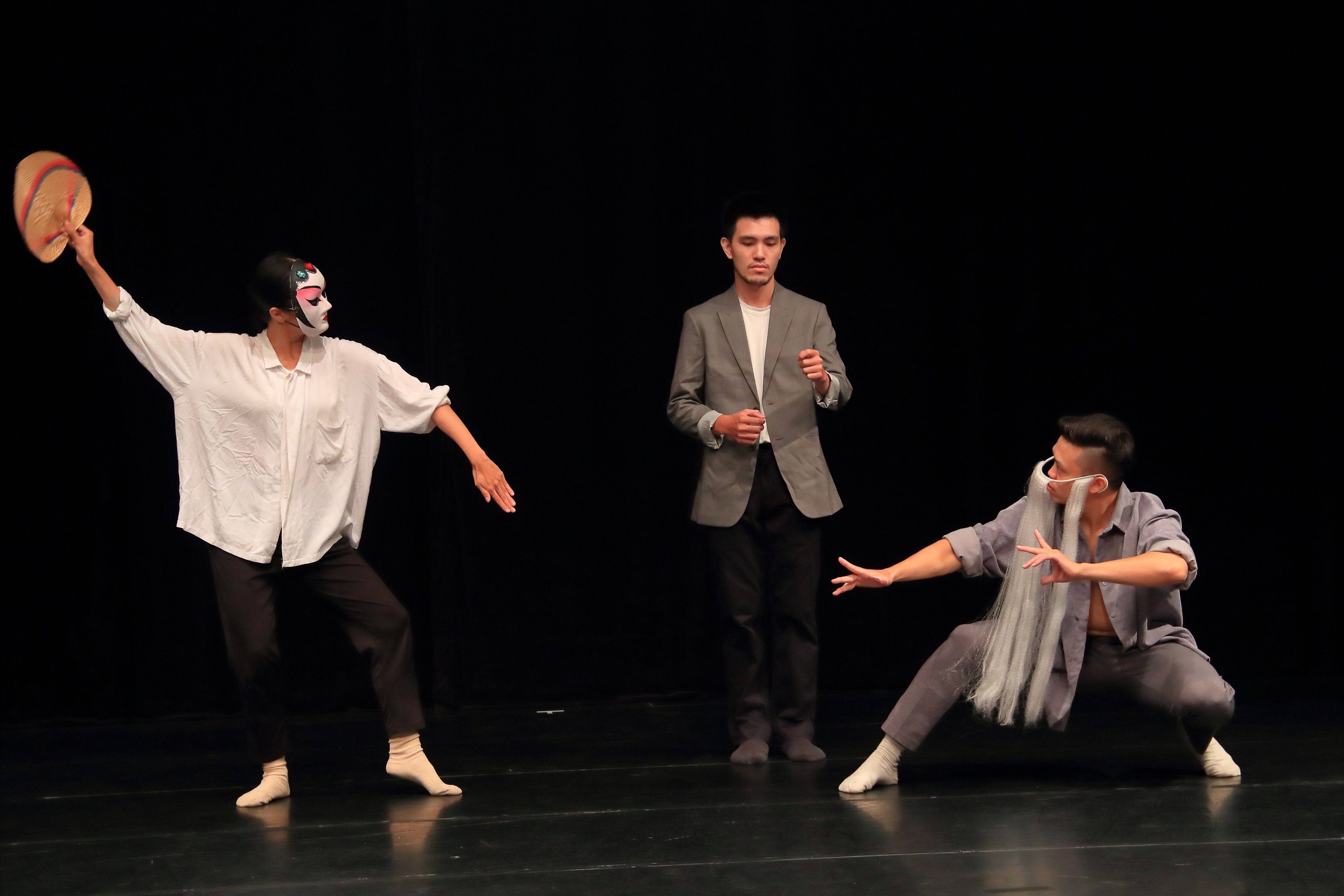 靈龍舞蹈團2021年度創作展─牽‧不牽手─Distant