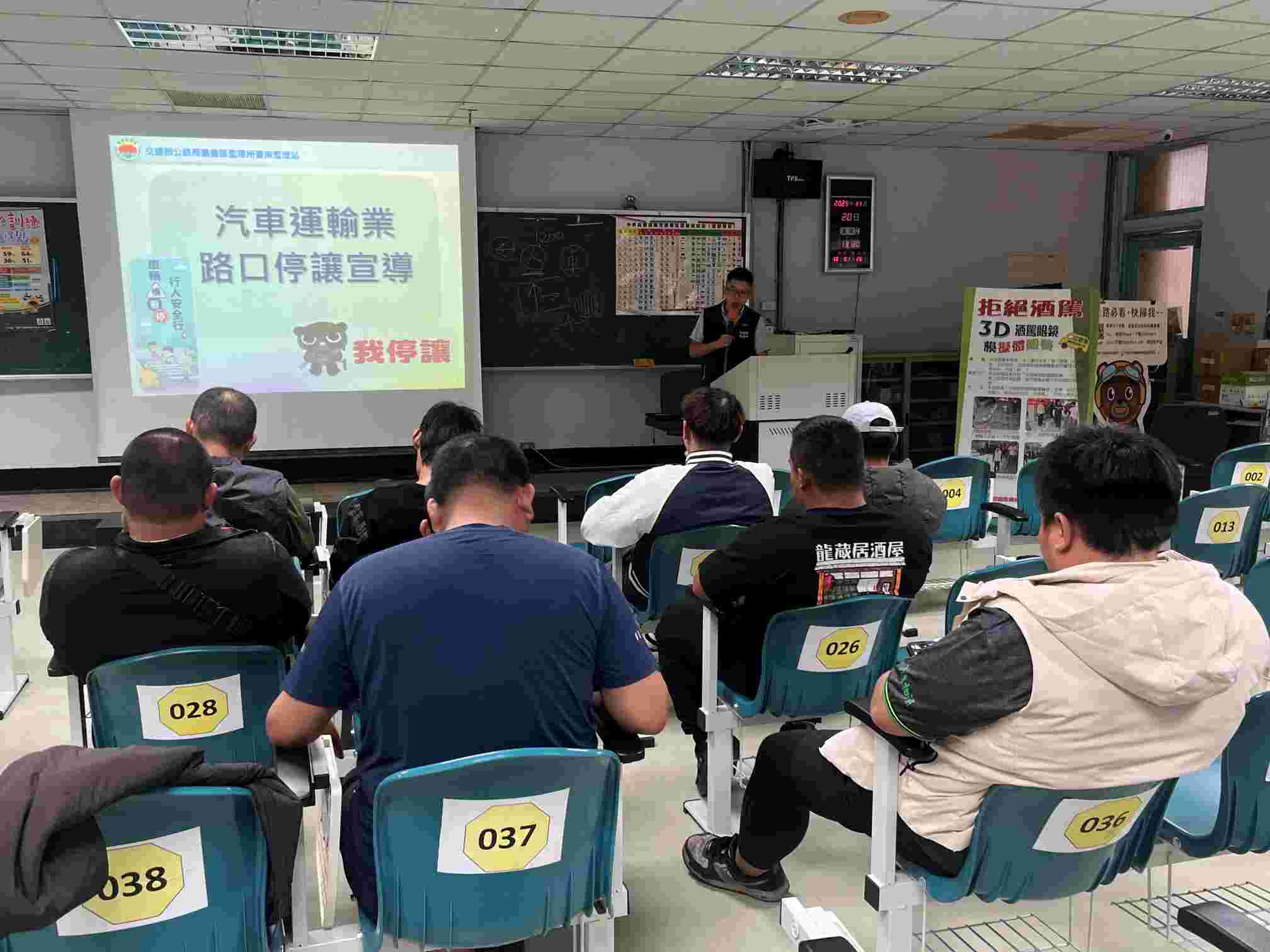 臺南監理站與貨運駕駛人分享路口停讓、貨物捆綁及尾門操作等安全駕駛習慣