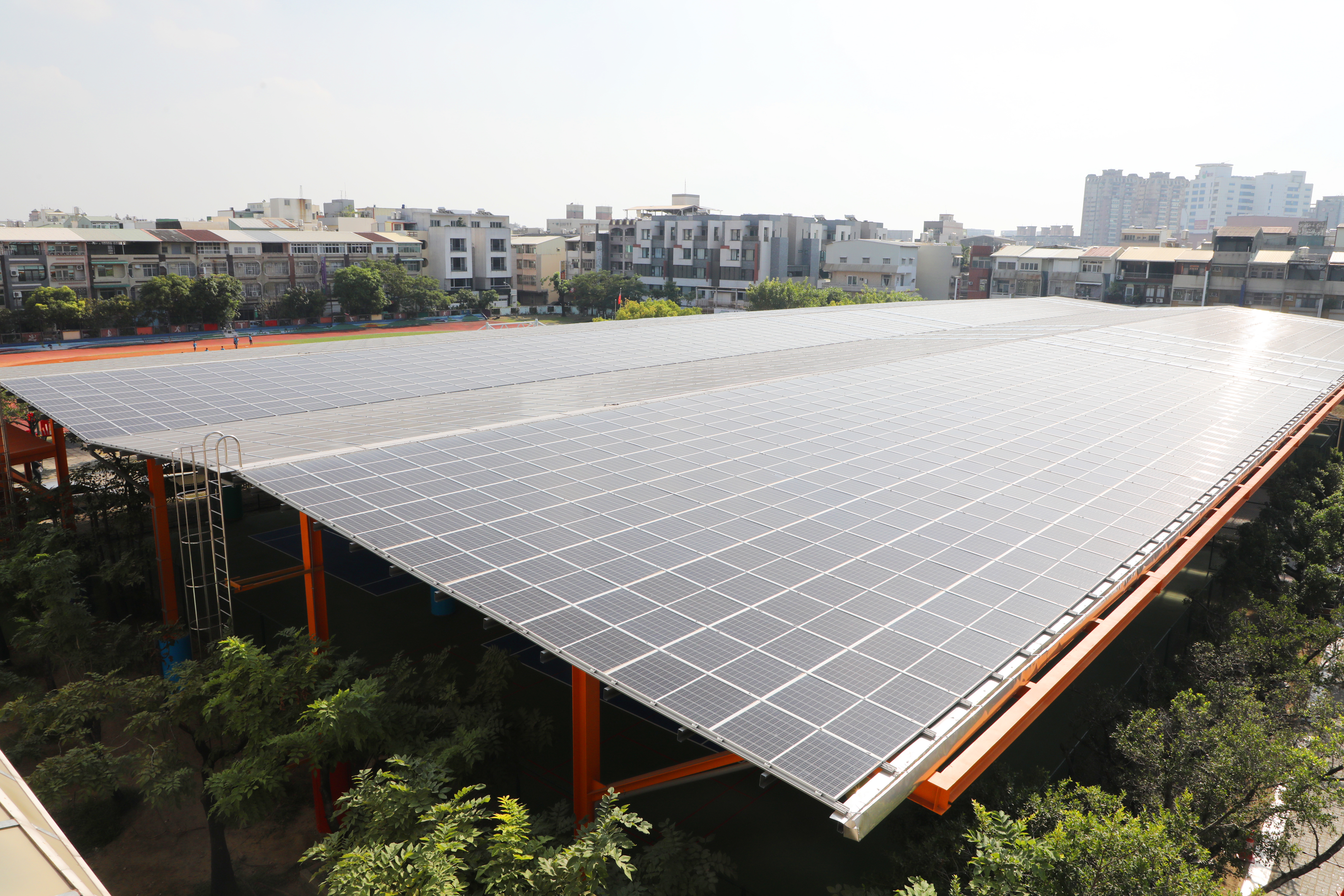 台南市與企業合作推動校園光電政策  太陽光電發包設置容量已達112Mwp！