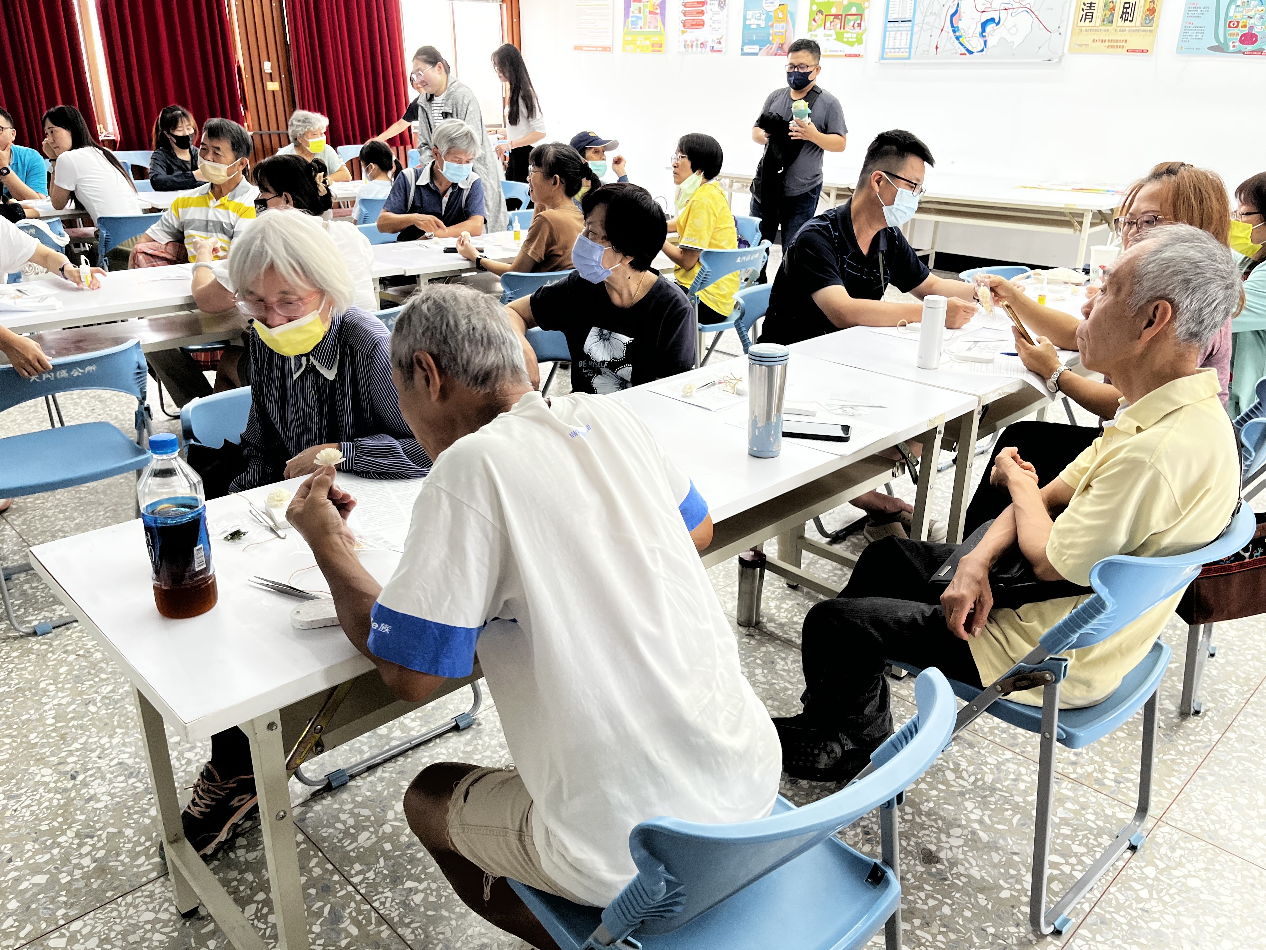 03.居民專心投入環保花器製作,從實作中理解資源再利用 03.居民專心投入環保花器製作,從實作中理解資源再利用