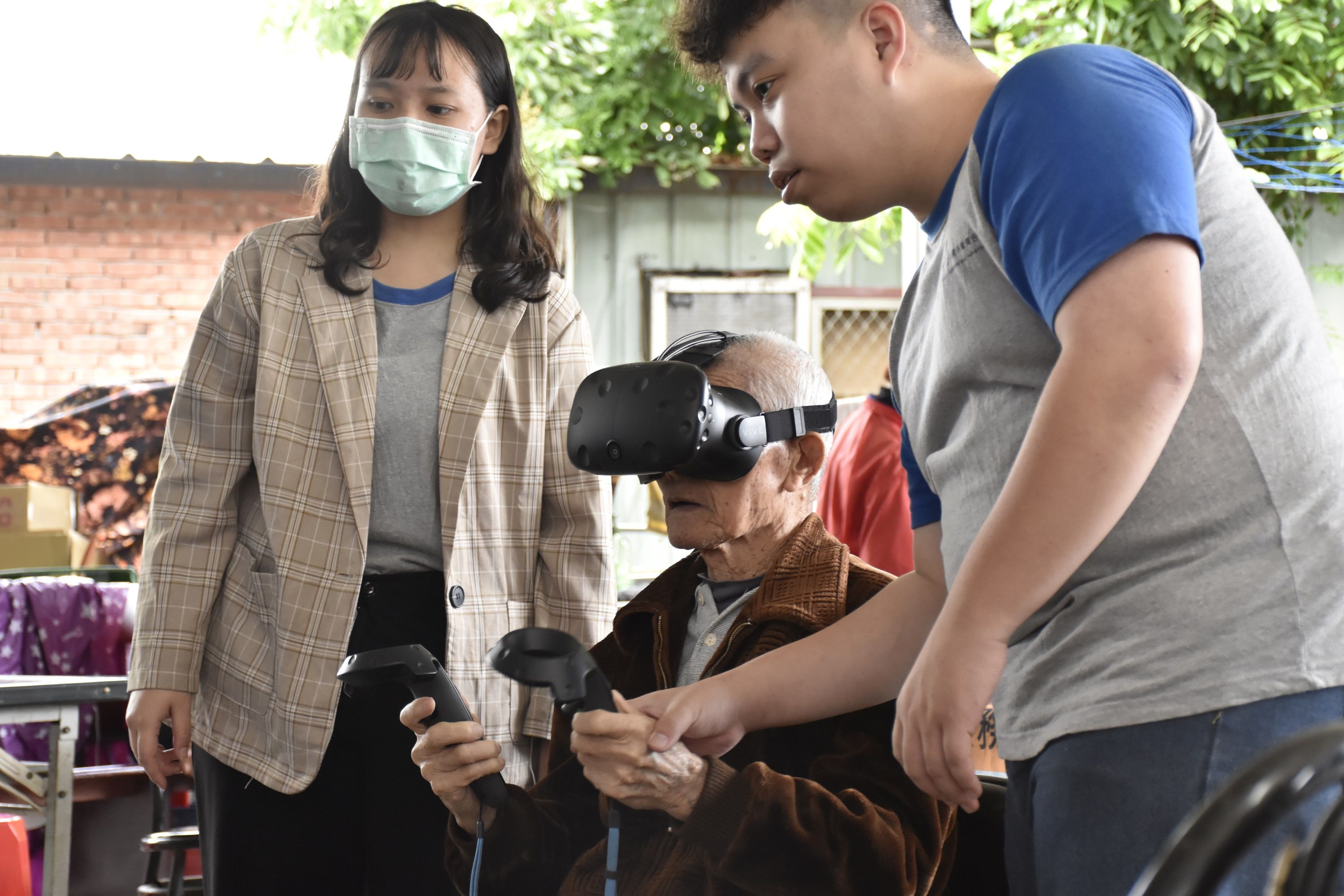  崑山科大公廣系「志在口湖」帶領偏鄉長者體驗VR反毒遊戲