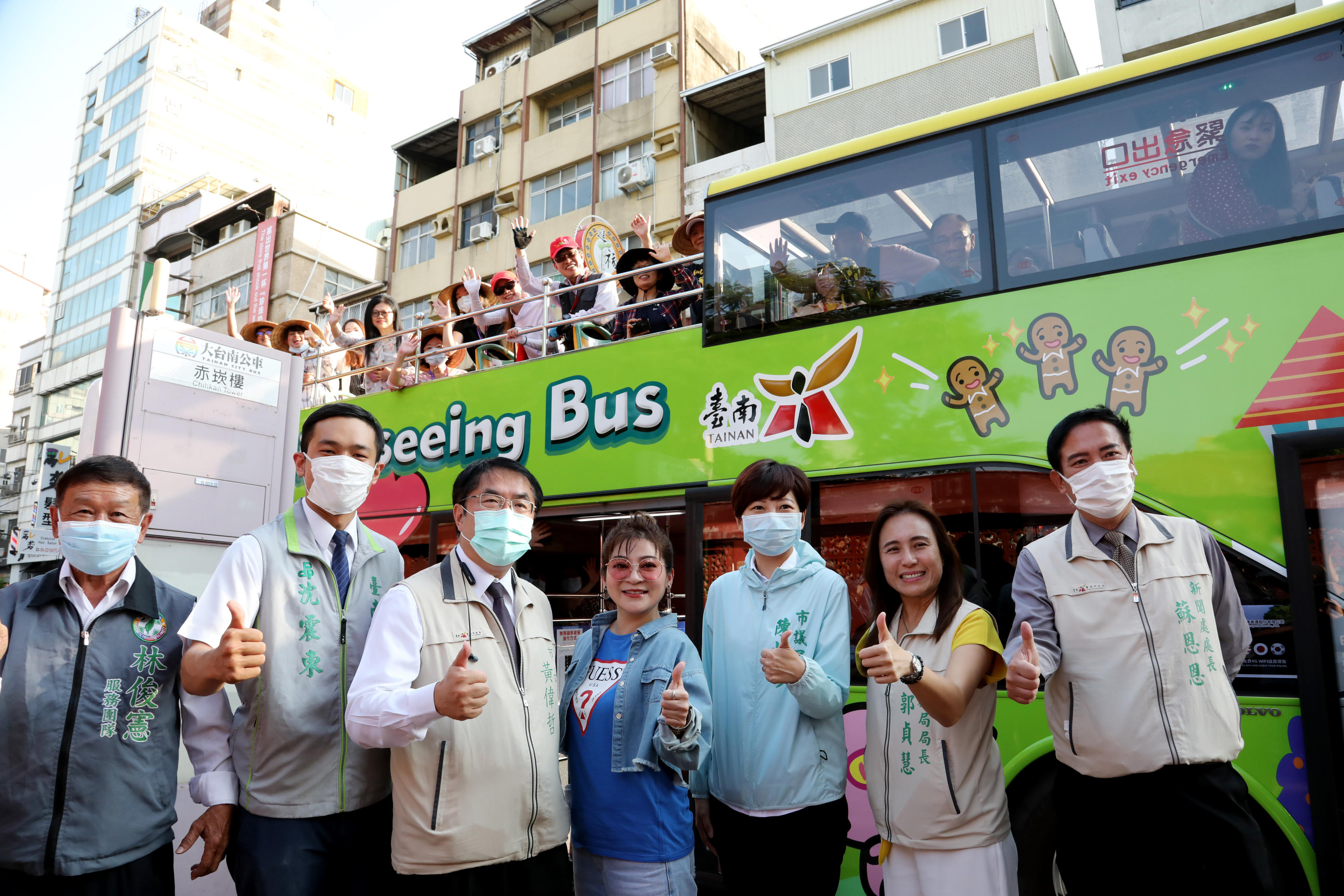 黃偉哲與王彩樺樂陪郵輪旅客雙層巴士一日遊台南  