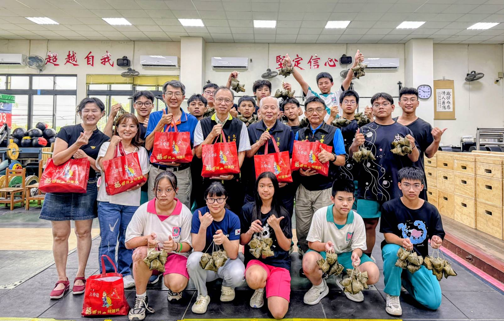 「粽」量級關懷暖校園 下營上帝廟攜手大內區公所慰勉大內國中舉重隊