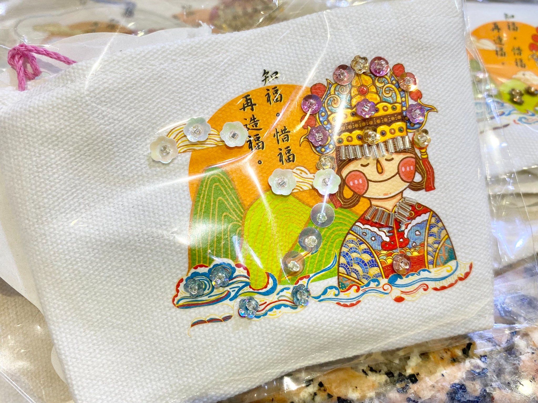 父親節南應大師生用刺繡與愛，送給中國醫藥大學北港附設醫院醫護人員