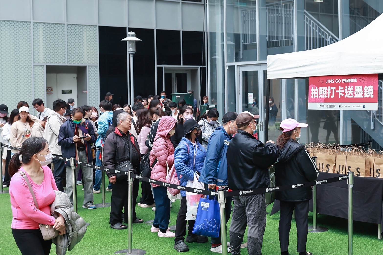 耶誕禮物提前領！JINS GO小紅胖卡嗨翻台南 蔡旻佑暖聲陪過耶誕  千人擠爆南紡廣場　民眾排隊搶領時尚墨鏡、爽吃堯平布朗尼