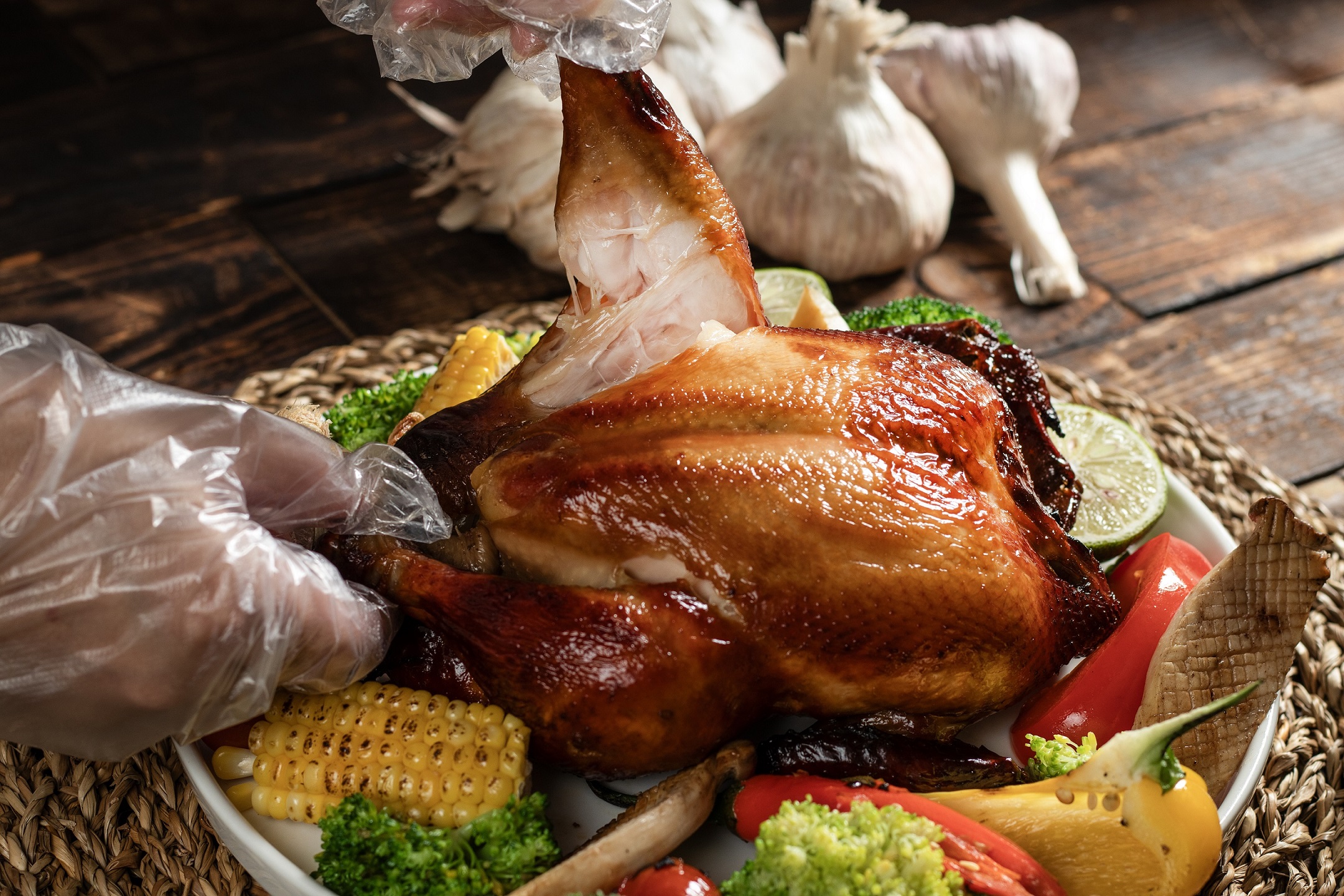 台南大員酒店元素自助餐平日4人同行送【手扒雞】、假日大啖【戰斧牛排】