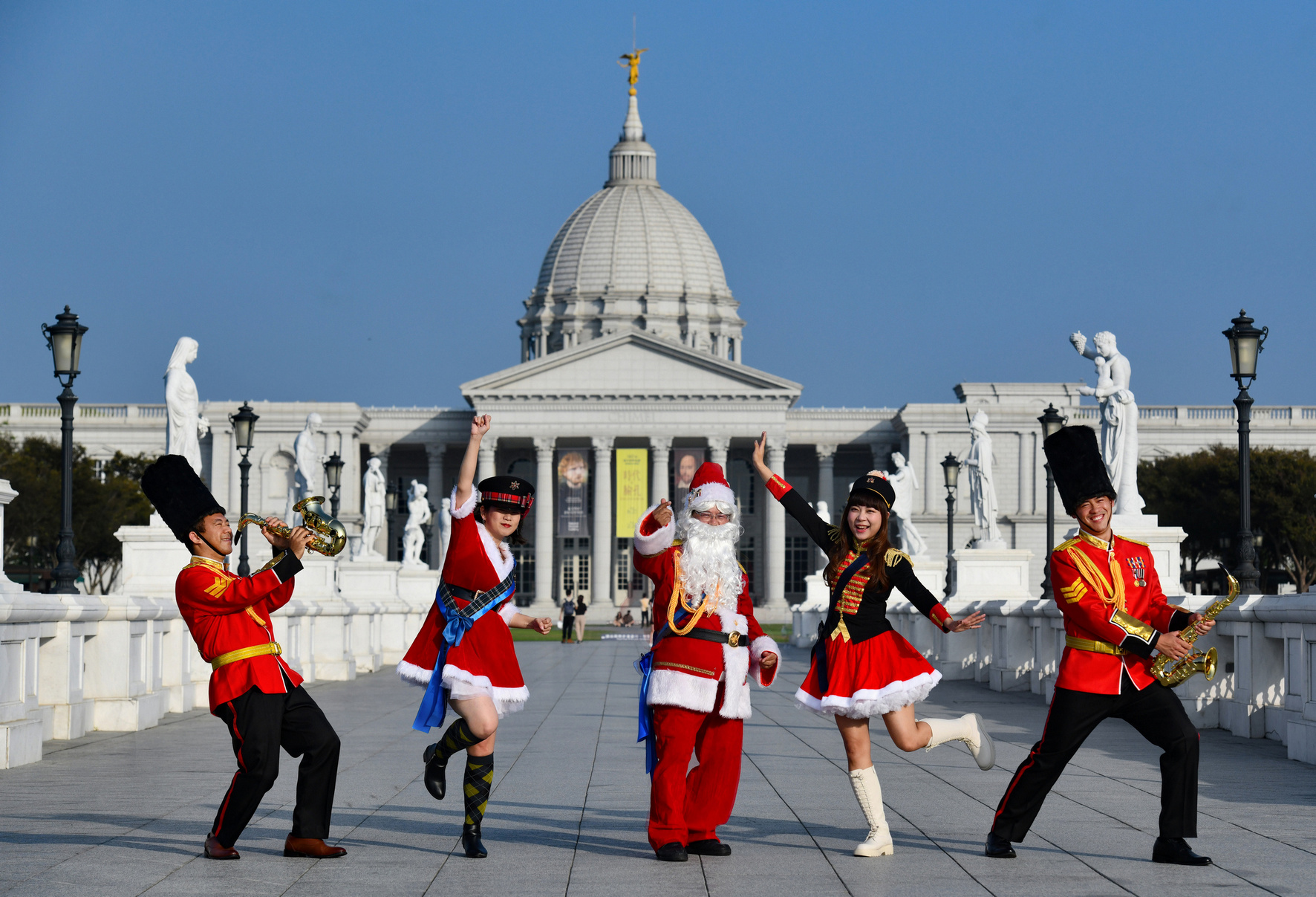 奇美博物館「聖誕週末」 聖誕舞會、派對遊行、星光電影、音樂舞蹈 百場表演輪番上陣 12/17起連續兩個週末登場 預售票今起開賣 12歲以下兒童免費