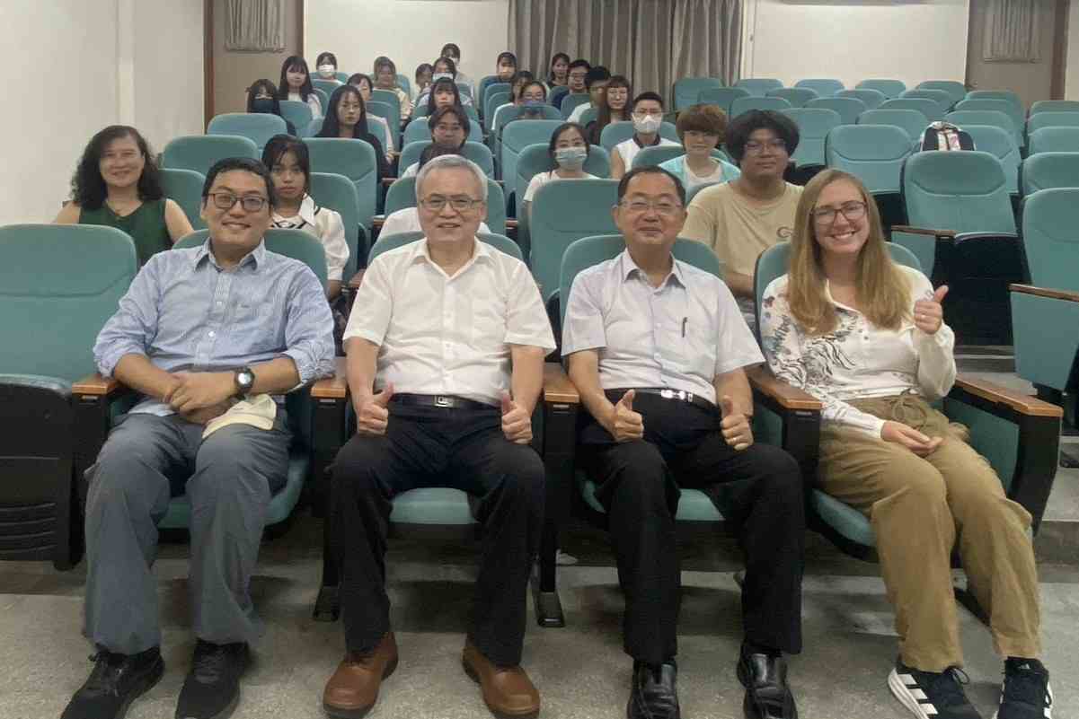 美籍學者暨創作歌手克麗絲叮 應邀至南大演講談語言與文化理解