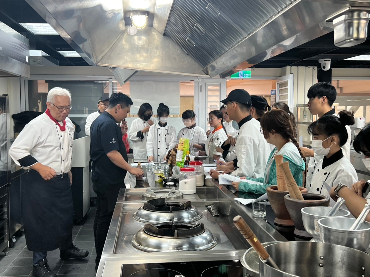 米其林泰國最高評價三星鑰酒店  泰國清邁四季酒店四大部門六位主管駐校交流  台南應用科技大學旅館管理系國際週 泰式廚藝、調酒、芳療及國際化舞台的職涯準備技巧一網打盡