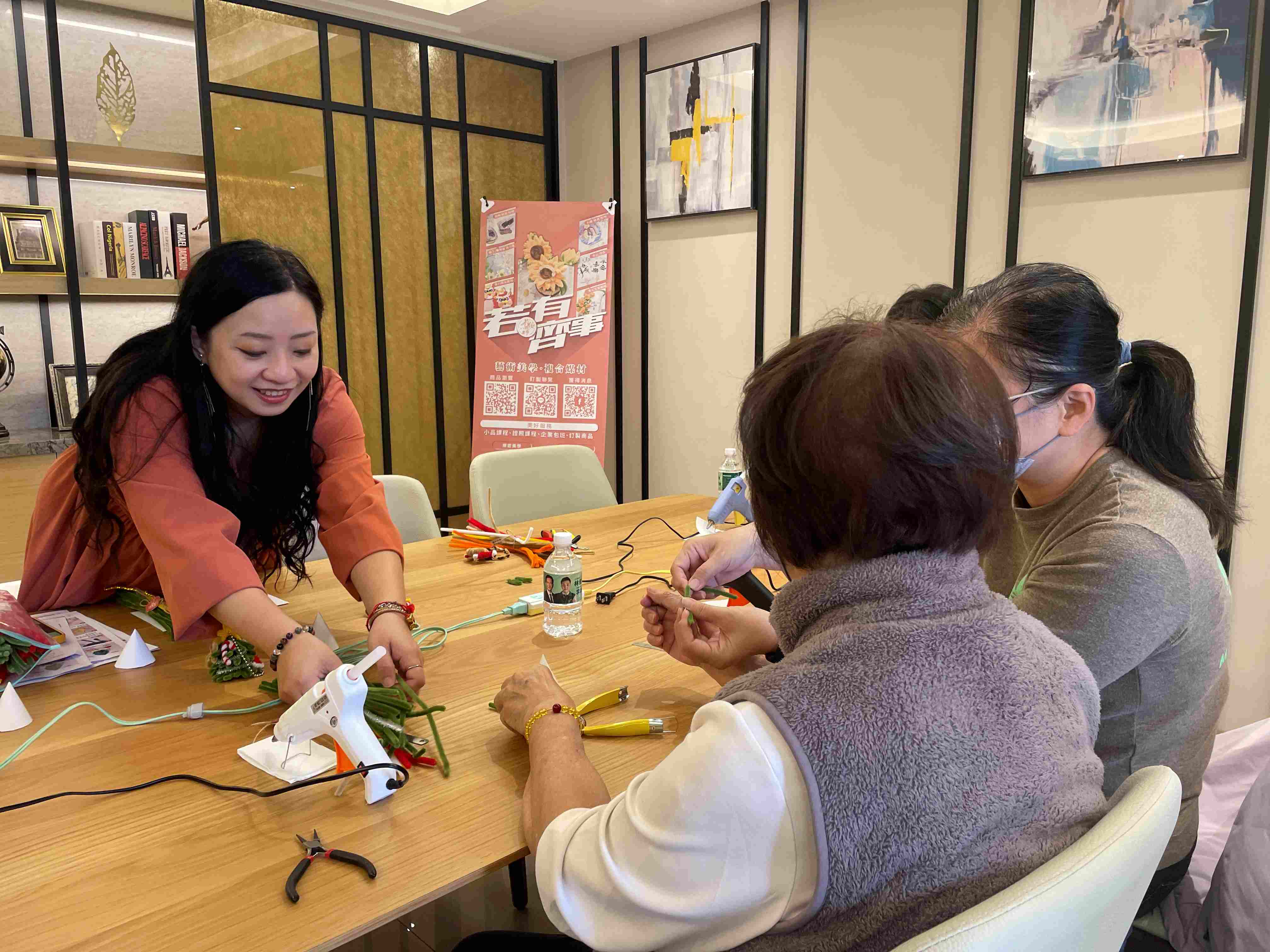 崑山科大公廣系攜手業主帶領社區居民揮灑創意 手作體驗歡度耶誕佳節