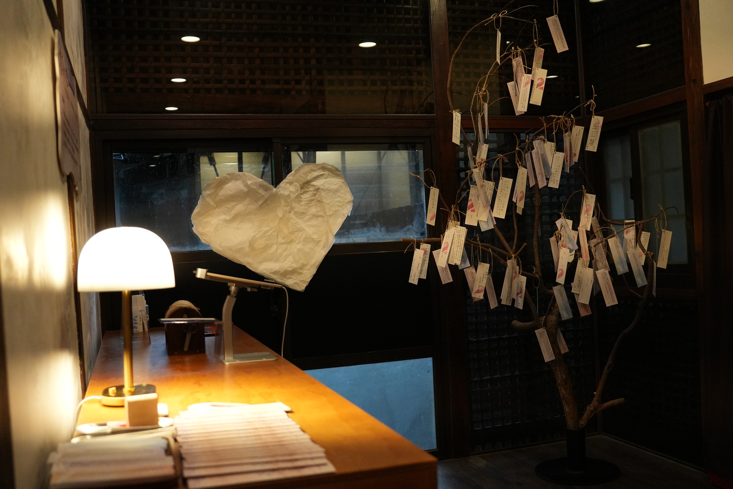 在別人的故事裡,看見愛 臺文館推出愛情書寫特展,走進文字、聲音與光影交織的情感風景