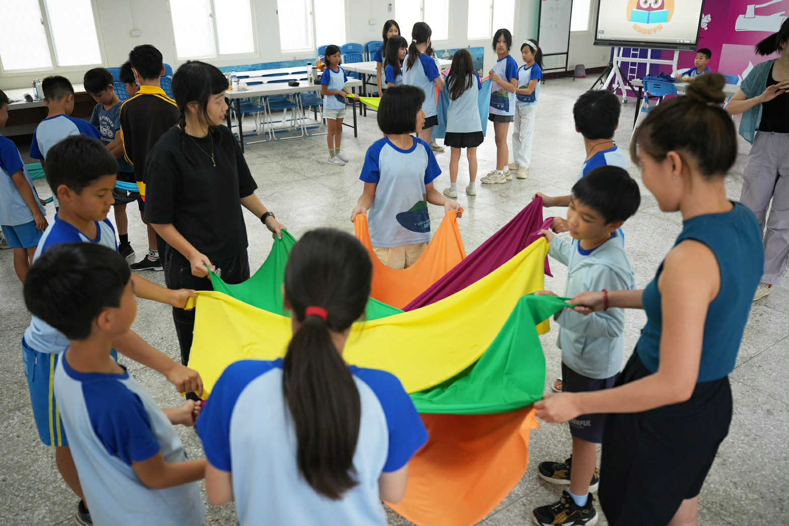 「光與海的相遇--島嶼藝術即景創作計畫」延伸教育計畫登場 漁光分校學童化身小藝術家 共創守護海洋神獸