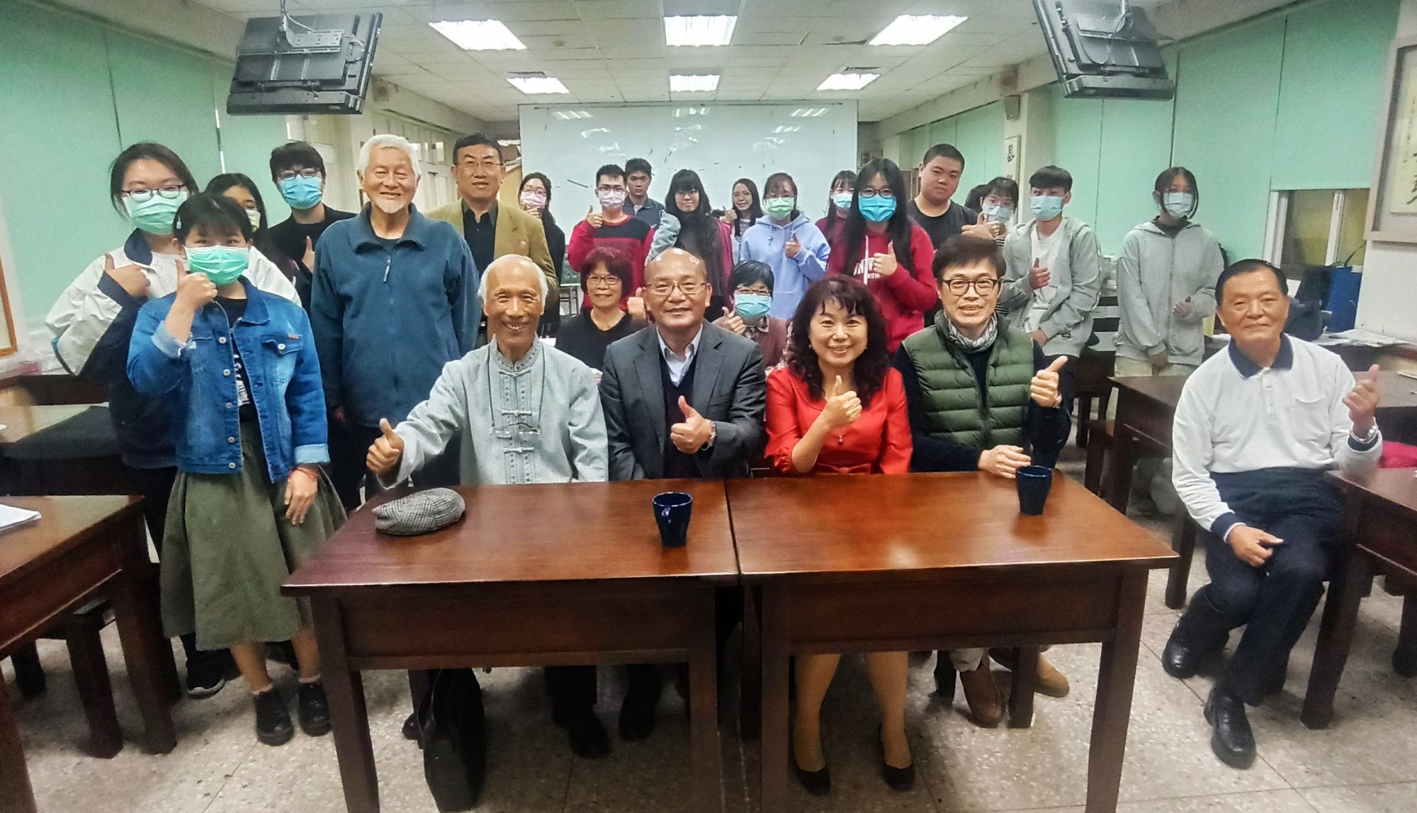 南大駐校藝術家杜忠誥教授與師生分享認識自己及現代書法創作