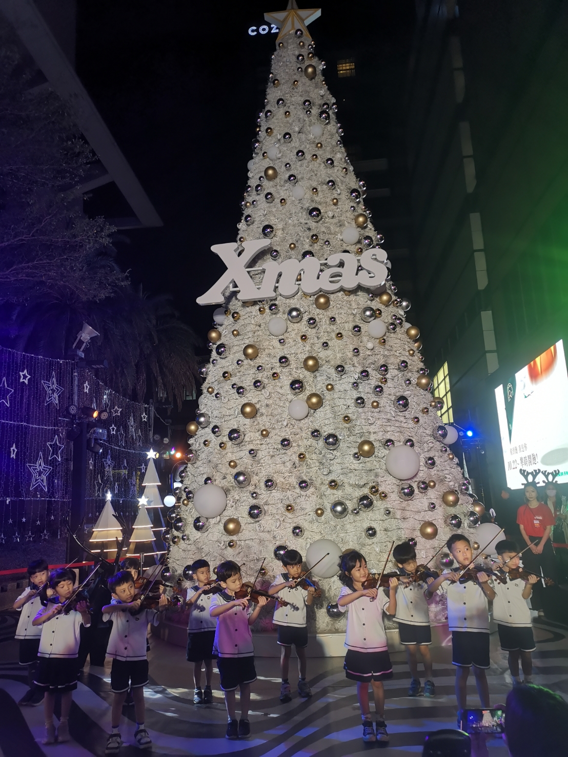 新光三越台南新天地耶誕樹《奇幻樂園 Fantastic Christmas》15日晚點燈啦 繽紛亮眼 讓人驚艷