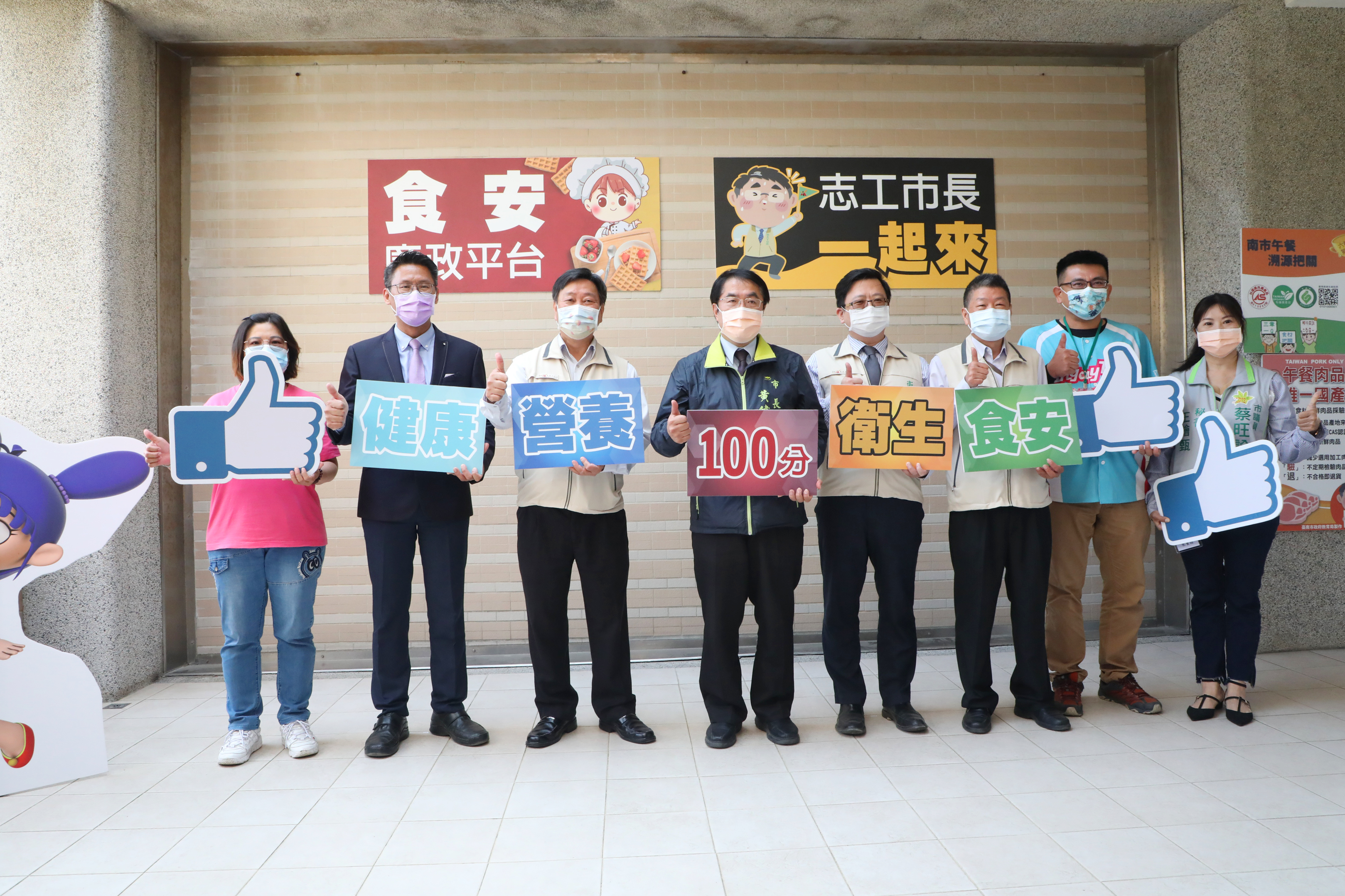 視察食安廉政平臺運作 黃偉哲化身志工守護南市學童食安健康