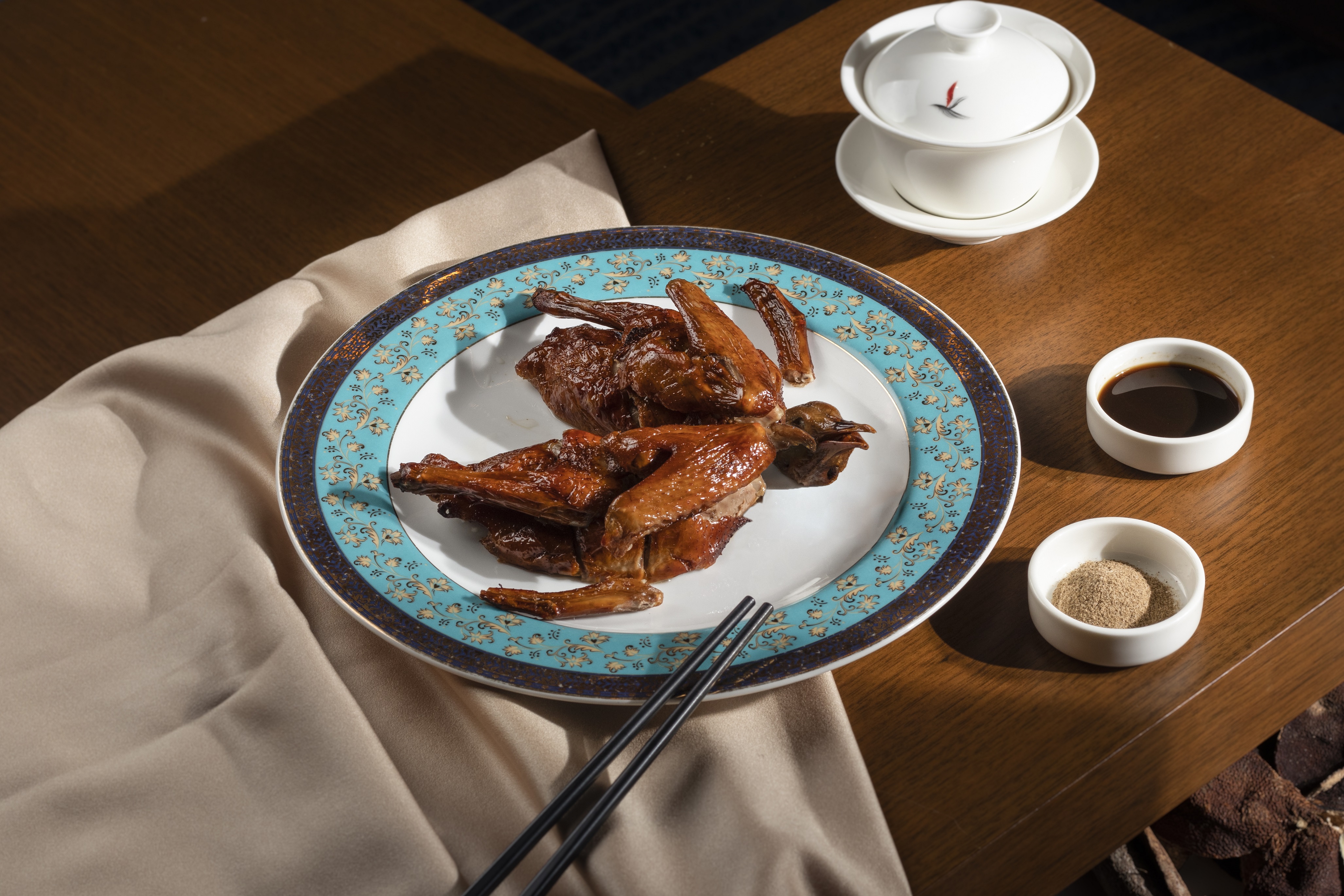 台南大員皇冠假日酒店 重現記憶中的吮指味 彩豐樓廣東名菜「經典乳鴿」新登場 