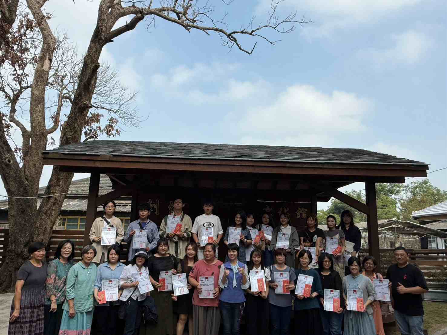 南應大服設系以生成式AI導入刺繡課程   傳統工藝結合數位科技 勇奪全國刺繡競賽佳績