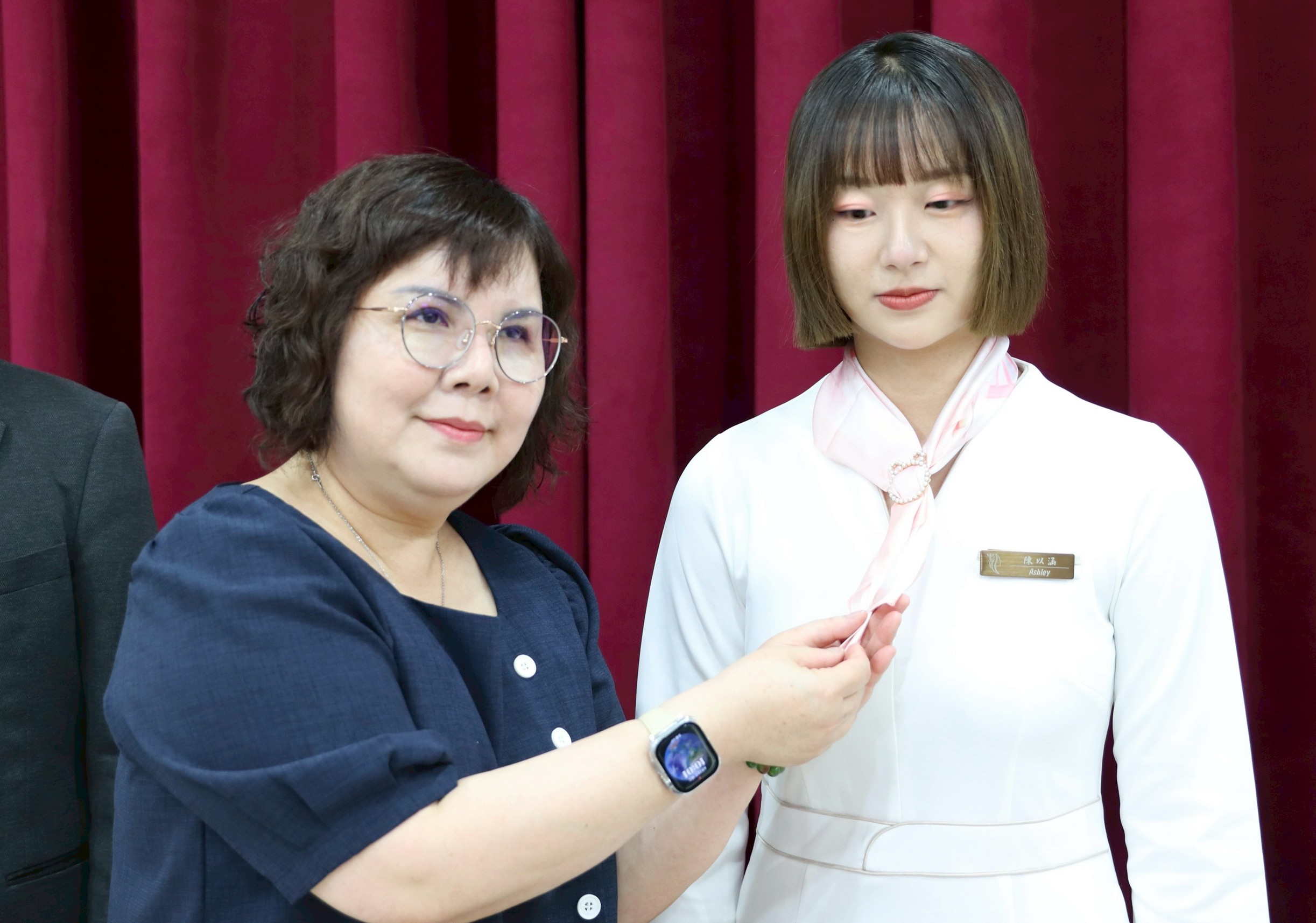 中華醫事科大生物醫學及美容保健系授服繫巾儀式醫美生力軍亮眼出擊