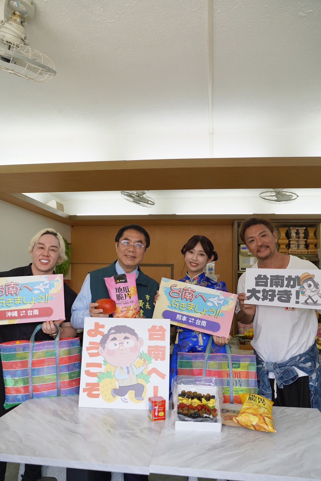 2.市長致贈山澤礼名、崛江聖夏、夢多台南伴手禮_0