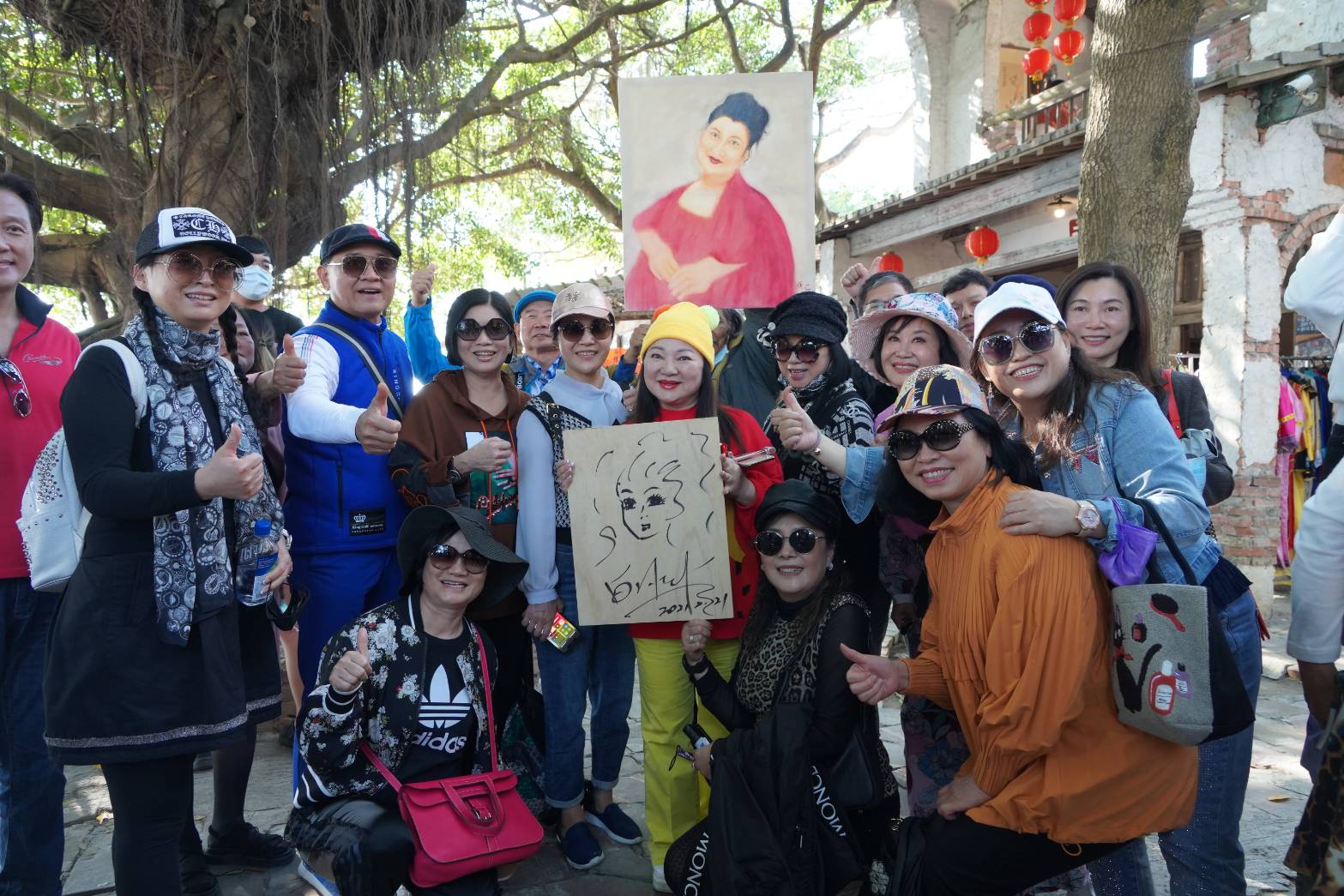 藝人白冰冰訪視學甲區秘境老塘湖藝術村稱讚台灣手指畫家匡乙大師