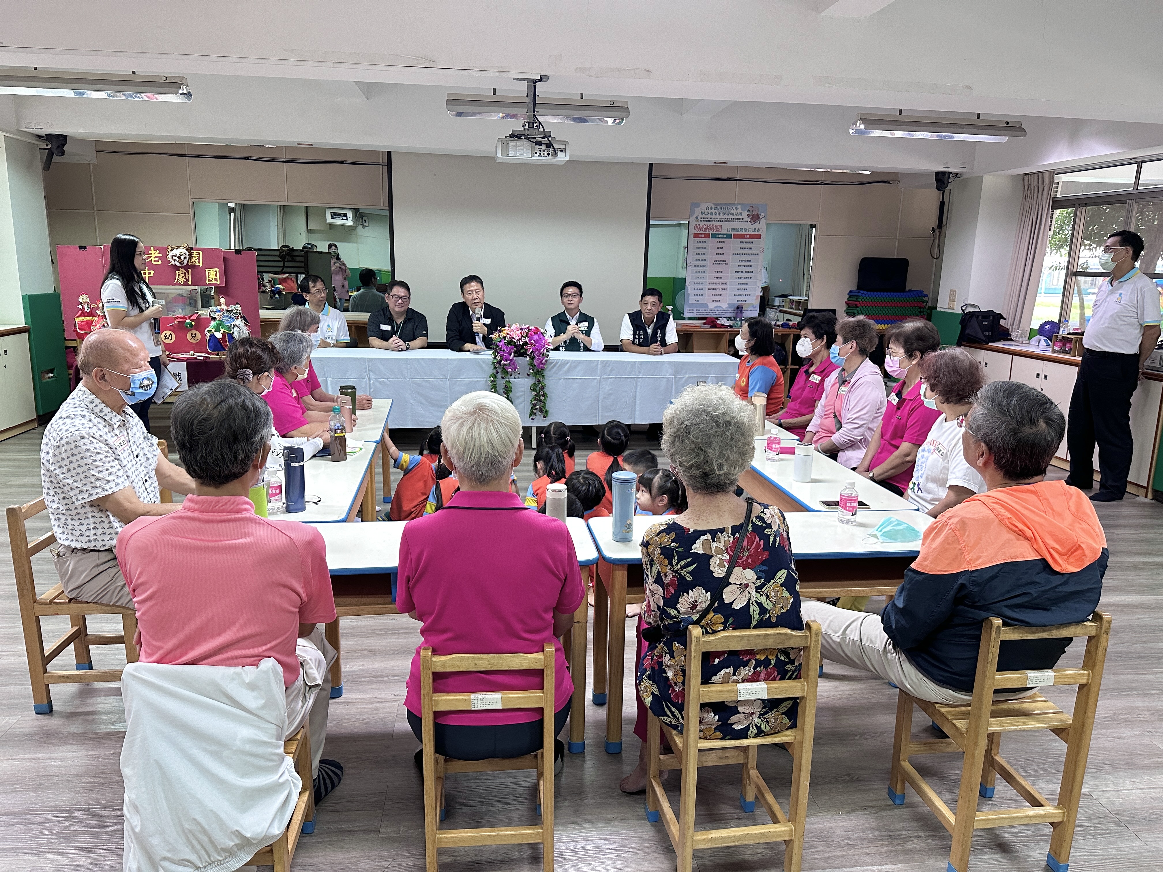 「幼老共園、世代接續、愛的傳承」   台南應用科技大學附設漢家幼兒園「幼老共園」一日體驗活動-阿公阿嬤是阮的同學
