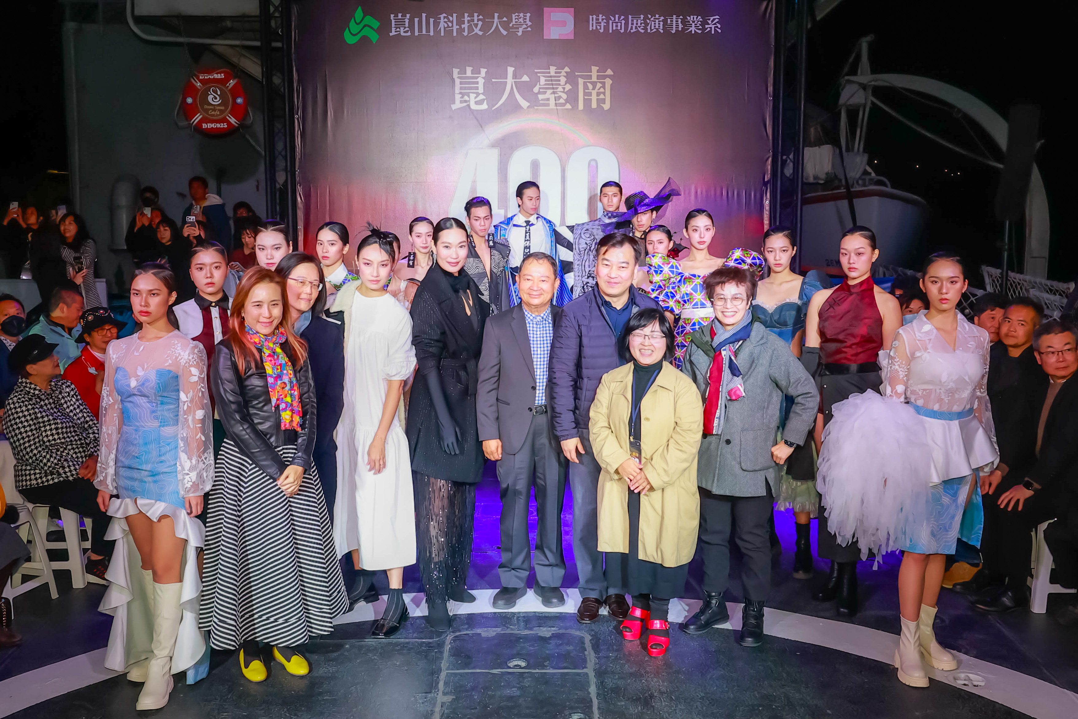 崑山科大時尚系登德陽艦演出「軍艦甲板時尚秀」 百萬海上煙火點亮安平