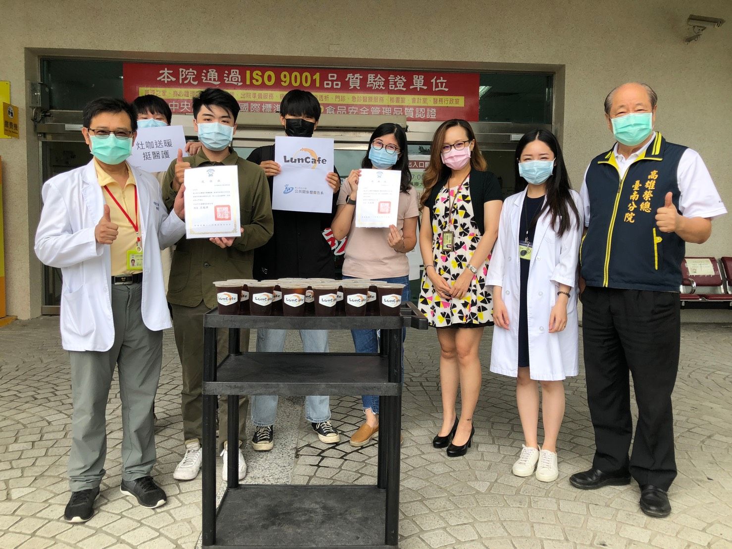 崑山科大公廣系攜手商家為醫護人員送暖 咖啡附上手寫祝福激勵人心
