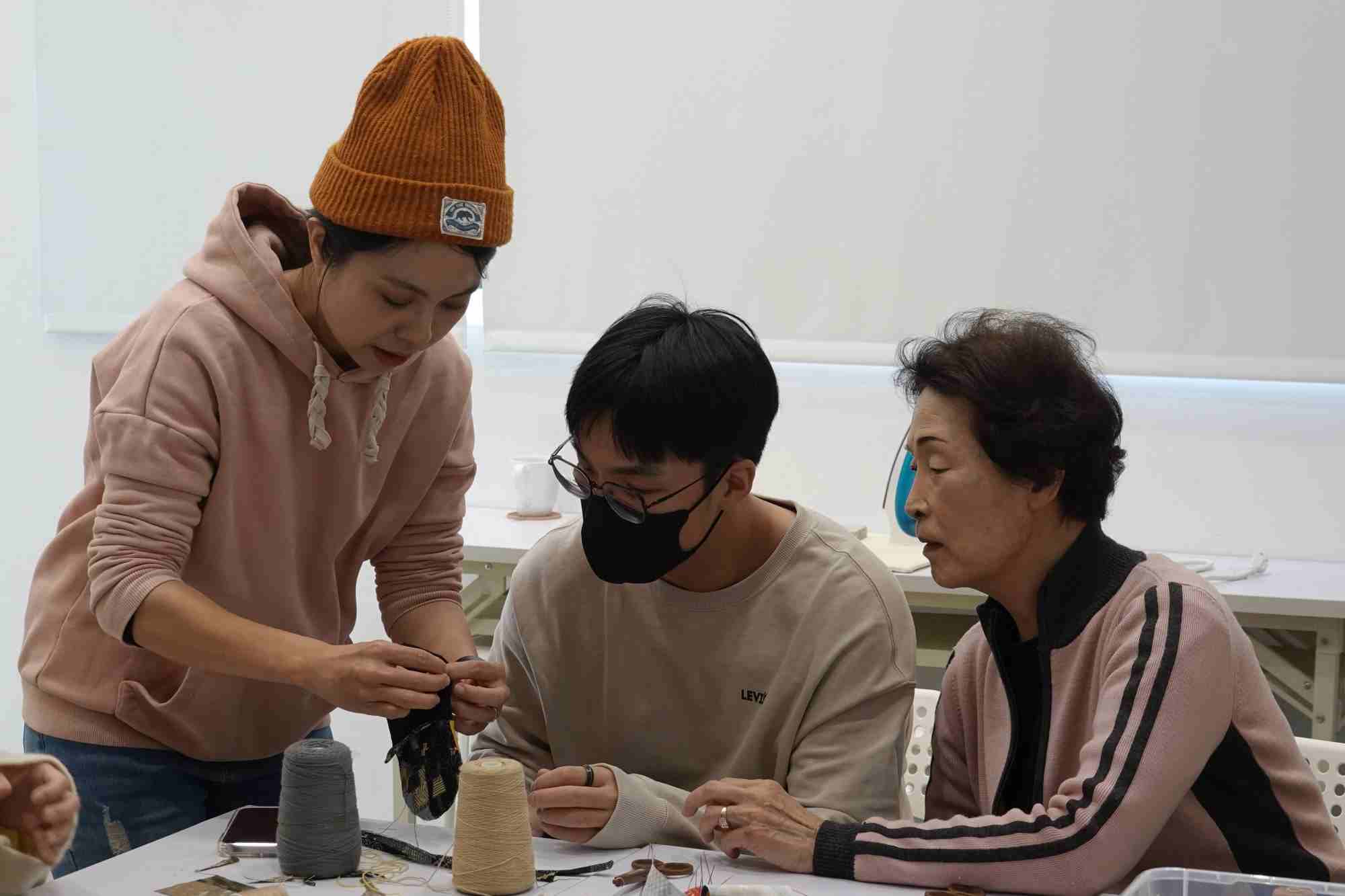 書店裡的織事集 南大青銀共學交織紡織工藝與生活記憶 