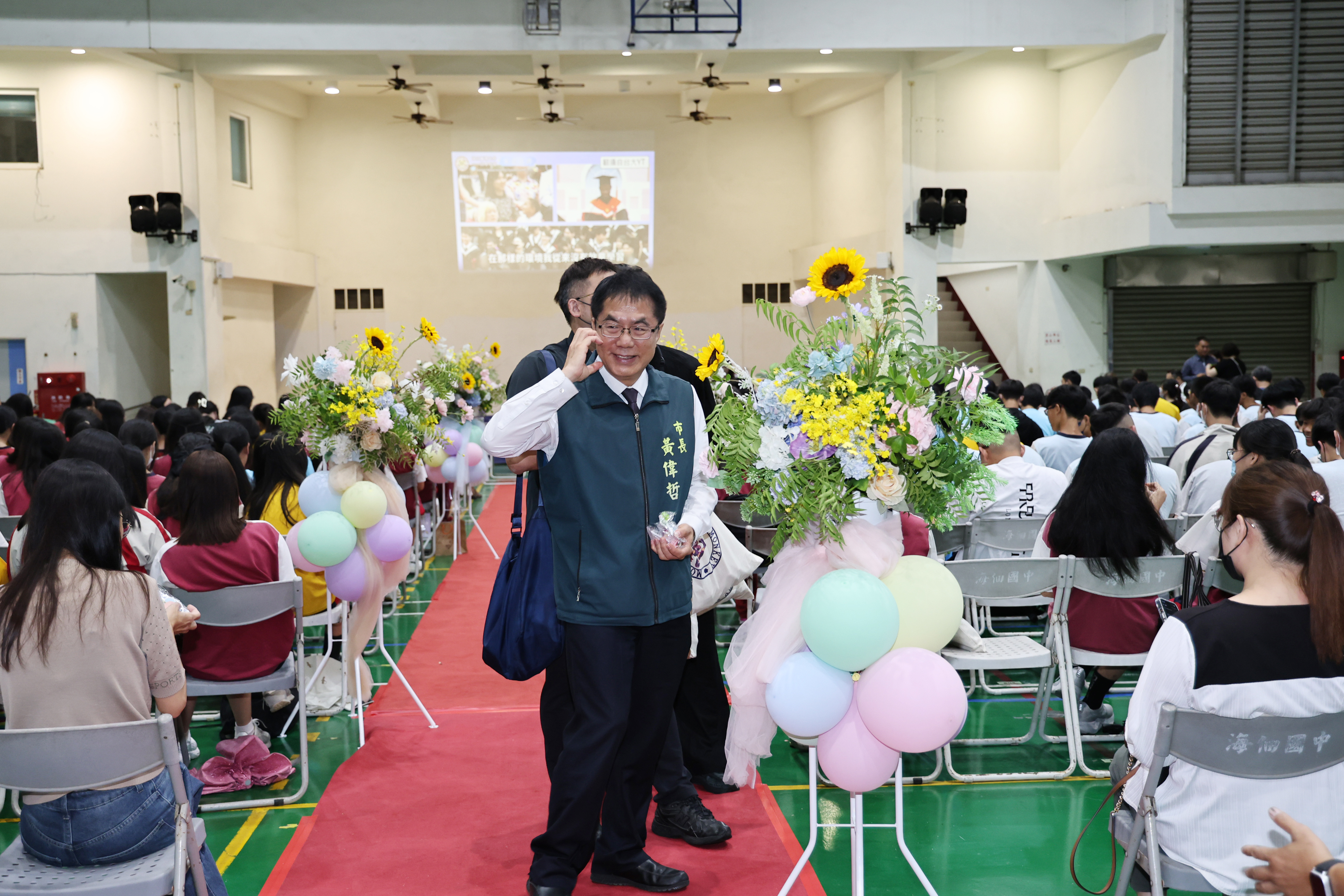 黃偉哲冒雨參加三校畢典 鼓勵學子勇敢追夢
