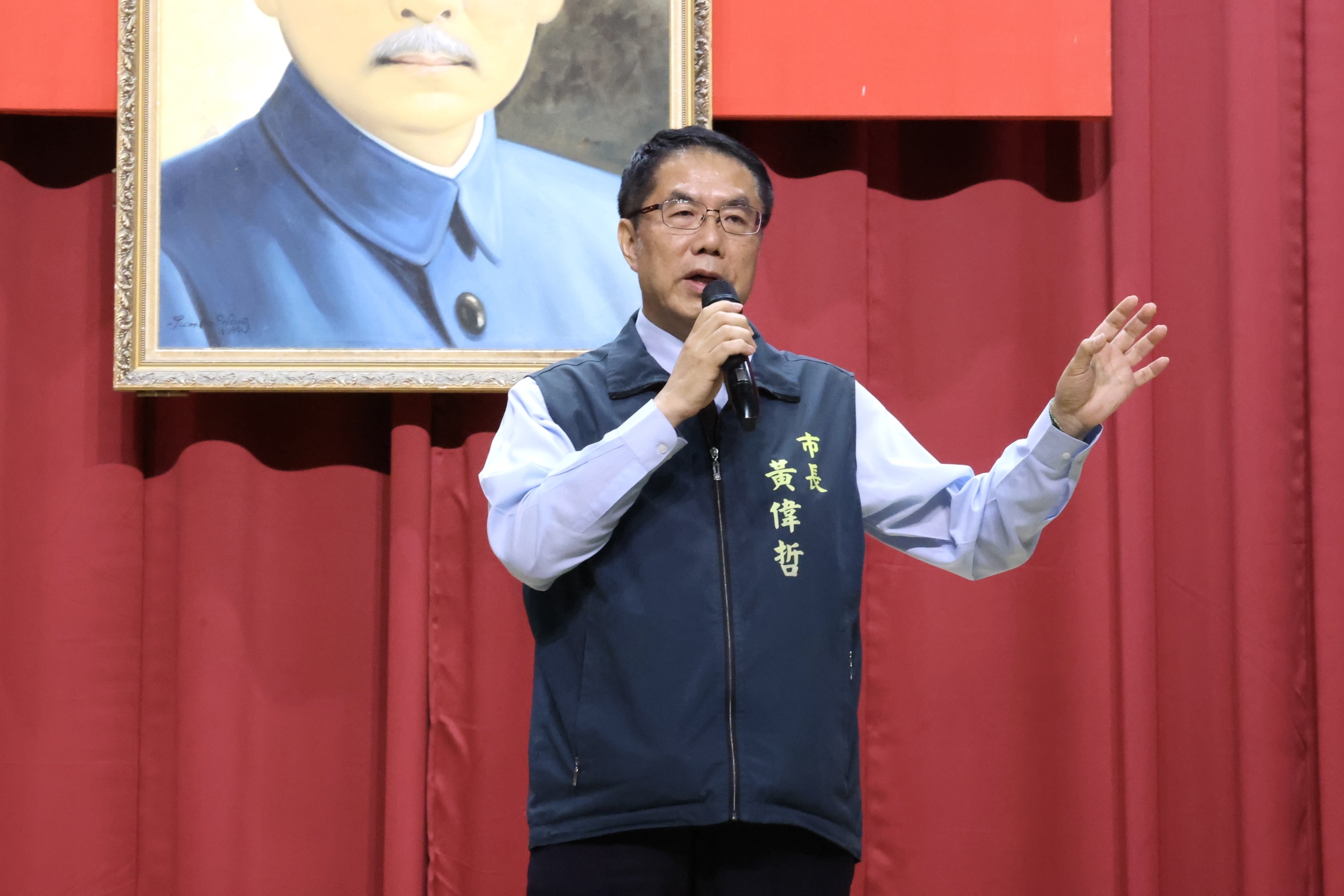 黃偉哲出席台南護專畢典 祝福379位畢業生發揮所學